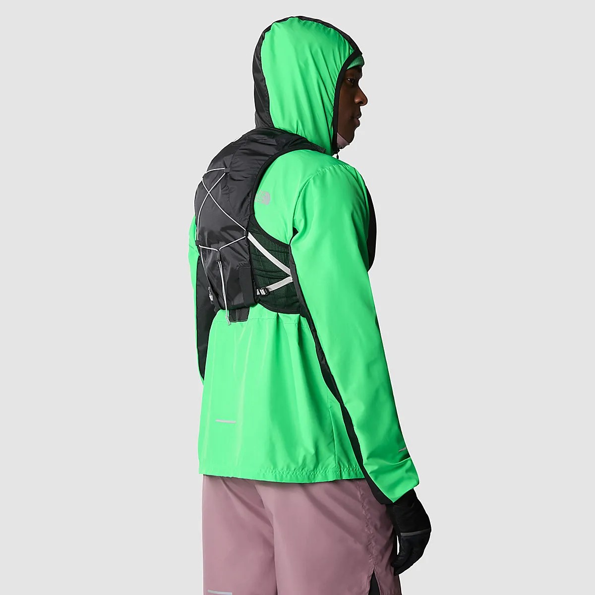 וסט ריצה Sunriser 8L שחור-לבן The North Face – תמונה 2